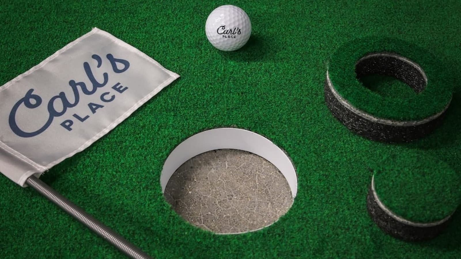 Indoor putting system with contoured green